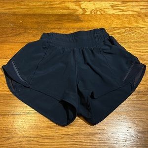 Size 0 2.5 inch navy Lulu Hotty Hot shorts